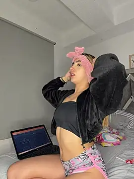 Snapshot of KimCollinss chatting on February 13, 1:38 am KimCollinss online show from February 13, 1:38 am