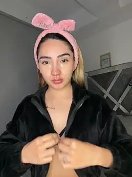 Snapshot of KimCollinss chatting on February 6, 3:57 am KimCollinss online show from February 6, 3:57 am