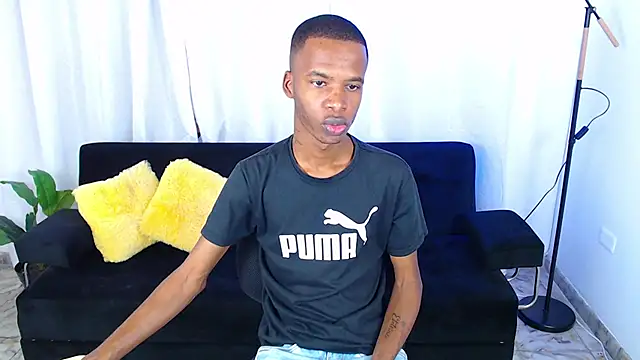 Snapshot of gusy_18 chatting on February 2, 8:19 pm gusy 18 online show from February 2, 8:19 pm