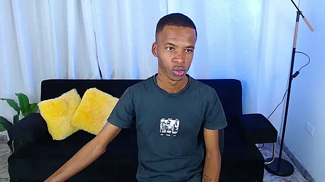 Snapshot of gusy_18 chatting on February 3, 8:14 pm gusy 18 online show from February 3, 8:14 pm