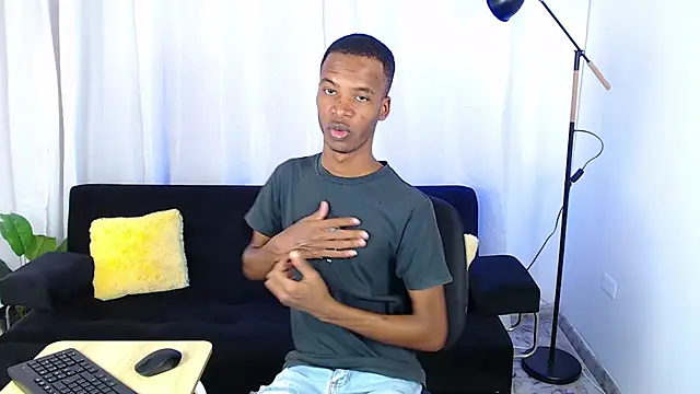 Snapshot of gusy_18 chatting on February 17, 8:39 pm gusy 18 online show from February 17, 8:39 pm