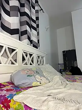 Snapshot of SluttyEll chatting on February 12, 1:38 am SluttyEll online show from February 12, 1:38 am