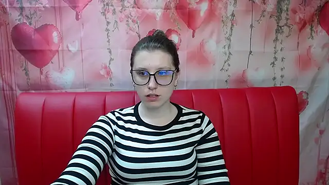 Snapshot of LilianaShine chatting on May 8, 5:00 am LilianaShine online show from May 8, 5:00 am