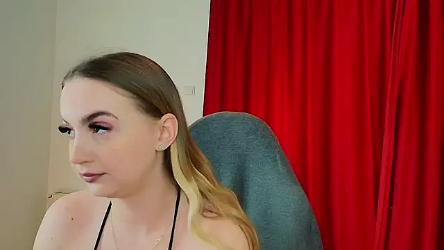 Snapshot of Angel-Kisss chatting on February 18, 5:05 am Angel-Kisss online show from February 18, 5:05 am