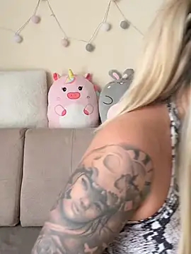 Snapshot of sexybatwomen33 chatting on March 3, 11:39 am sexybatwomen33 online show from March 3, 11:39 am