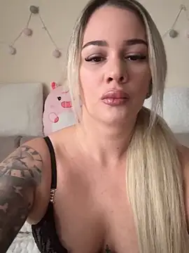 Snapshot of sexybatwomen33 chatting on February 15, 12:59 pm sexybatwomen33 online show from February 15, 12:59 pm