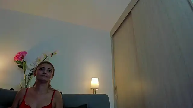 Snapshot of roxana_sinsx chatting on February 5, 3:24 am roxana sinsx online show from February 5, 3:24 am