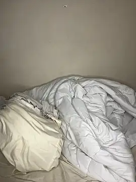 Isalove99 online show from March 5, 4:25 pm