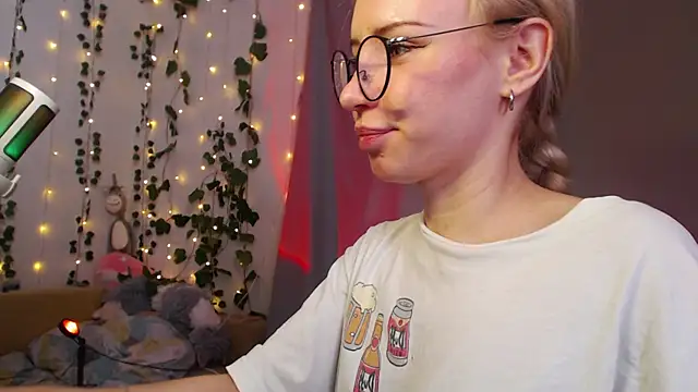 Mia  Jensen online show from March 31, 11:01 am