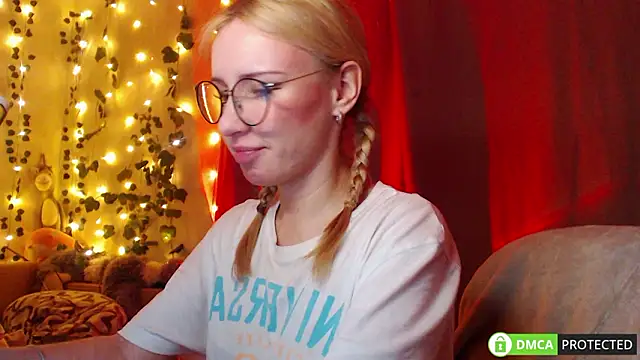 Mia  Jensen online show from March 27, 7:04 pm