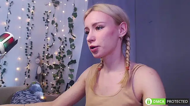 Mia  Jensen online show from April 15, 11:27 am