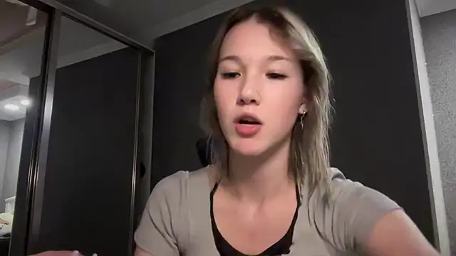 lilXdomiii online show from April 2, 12:45 pm