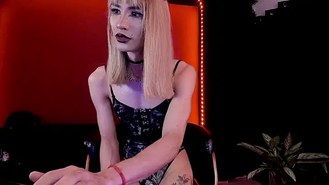 Snapshot of PervertedMissCloe chatting on February 23, 4:47 am PervertedMissCloe online show from February 23, 4:47 am