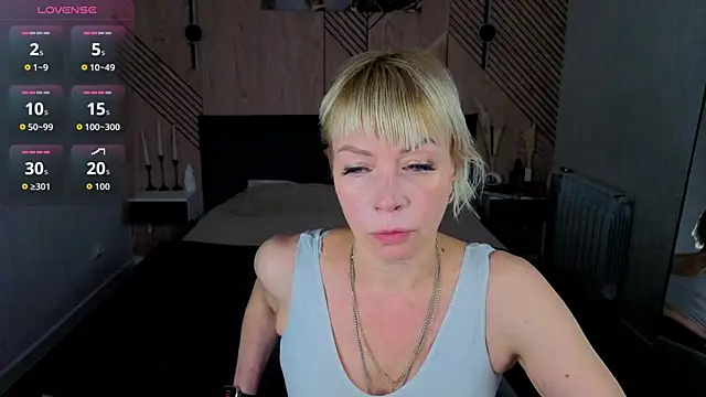 Snapshot of Ann_Annise chatting on July 6, 8:32 am Ann Annise online show from July 6, 8:32 am