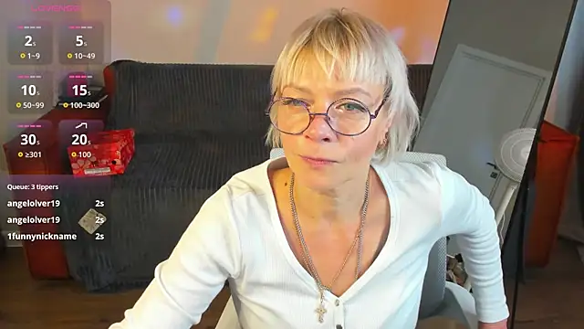 Snapshot of Ann_Annise chatting on June 8, 1:28 am Ann Annise online show from June 8, 1:28 am