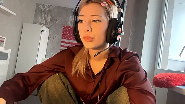 Snapshot of LadyFoxLove chatting on February 17, 11:18 am LadyFoxLove online show from February 17, 11:18 am