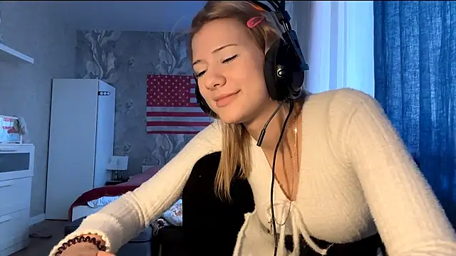 Snapshot of LadyFoxLove chatting on February 27, 11:10 am LadyFoxLove online show from February 27, 11:10 am