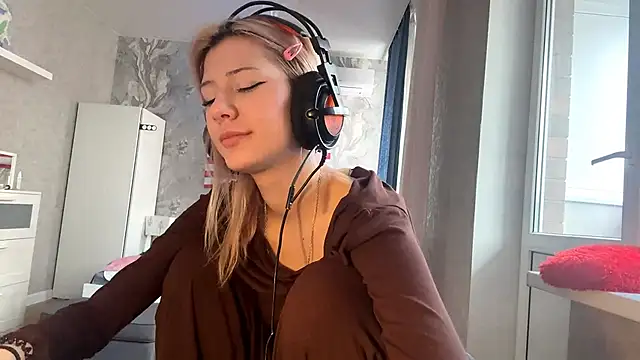 Snapshot of LadyFoxLove chatting on February 16, 11:53 am LadyFoxLove online show from February 16, 11:53 am