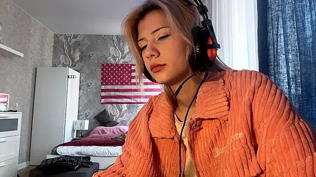 Snapshot of LadyFoxLove chatting on February 21, 10:06 am LadyFoxLove online show from February 21, 10:06 am