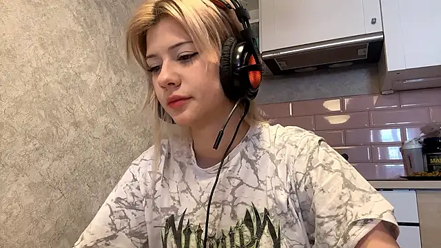 Snapshot of LadyFoxLove chatting on February 22, 10:50 am LadyFoxLove online show from February 22, 10:50 am