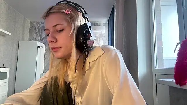 Snapshot of LadyFoxLove chatting on February 11, 11:32 am LadyFoxLove online show from February 11, 11:32 am