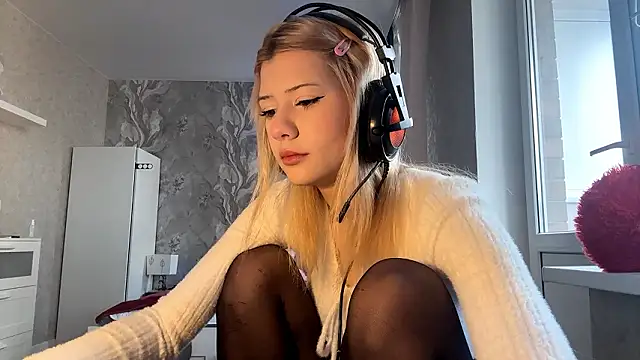 Snapshot of LadyFoxLove chatting on February 13, 11:10 am LadyFoxLove online show from February 13, 11:10 am