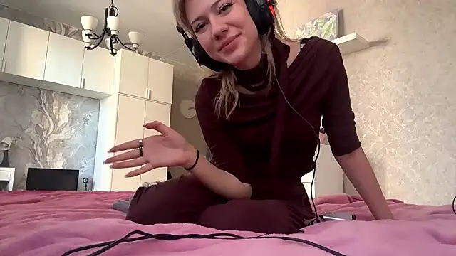 Snapshot of LadyFoxLove chatting on March 1, 11:10 am LadyFoxLove online show from March 1, 11:10 am