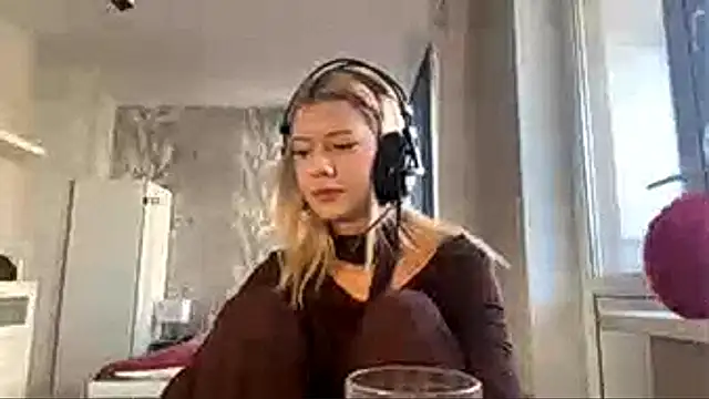 Snapshot of LadyFoxLove chatting on February 12, 11:32 am LadyFoxLove online show from February 12, 11:32 am