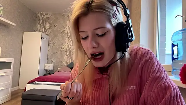 Snapshot of LadyFoxLove chatting on February 8, 10:02 am LadyFoxLove online show from February 8, 10:02 am