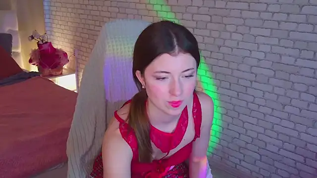 LunarDreamm online show from February 5, 1:29 pm