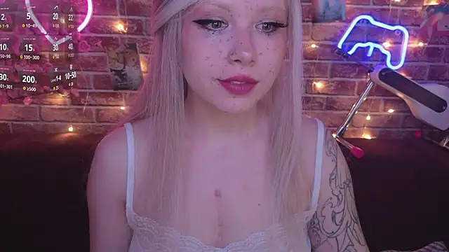 Snapshot of AnnaQuiin chatting on February 23, 2:24 am AnnaQuiin online show from February 23, 2:24 am