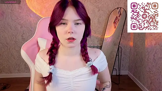 Julia Anis online show from April 12, 1:09 am