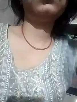 Julilodhi8695 online show from April 13, 10:36 pm