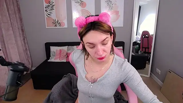 Snapshot of PollyRoseX chatting on February 13, 7:19 am PollyRoseX online show from February 13, 7:19 am