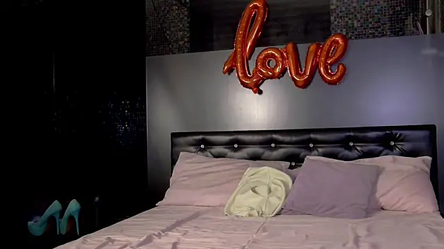 Snapshot of EileenElfie chatting on February 27, 3:40 am EileenElfie online show from February 27, 3:40 am