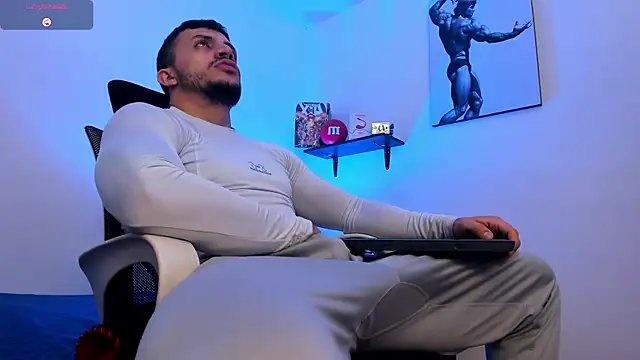 Snapshot of LiamReigns_ chatting on June 18, 2:32 am LiamReigns online show from June 18, 2:32 am