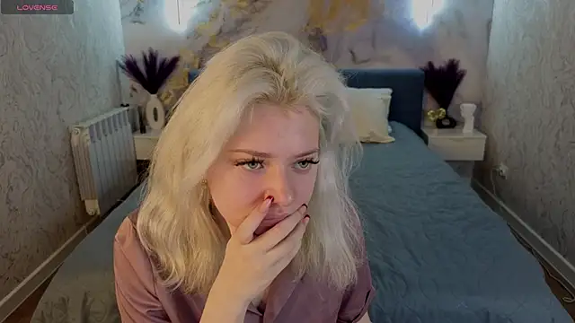 Snapshot of Kate_Krose chatting on February 17, 1:03 am Kate Krose online show from February 17, 1:03 am