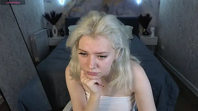 Snapshot of Kate_Krose chatting on February 18, 1:14 am Kate Krose online show from February 18, 1:14 am