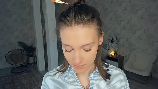 LianneBynon online show from March 28, 9:21 am