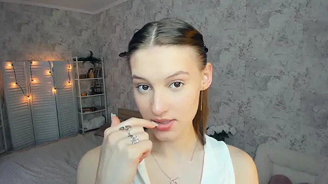 Snapshot of LianneBynon chatting on June 29, 8:32 am LianneBynon online show from June 29, 8:32 am