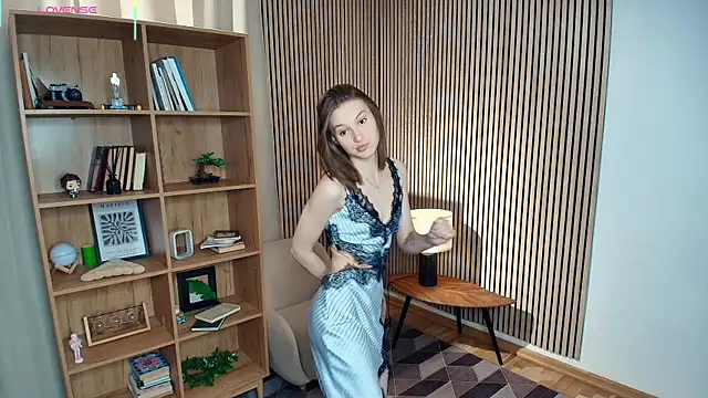 Snapshot of LianneBynon chatting on July 17, 8:33 am LianneBynon online show from July 17, 8:33 am