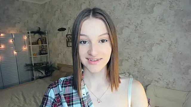Snapshot of LianneBynon chatting on June 22, 8:33 am LianneBynon online show from June 22, 8:33 am