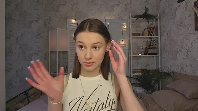 Snapshot of LianneBynon chatting on July 6, 8:32 am LianneBynon online show from July 6, 8:32 am