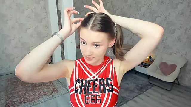 LianneBynon online show from May 4, 8:28 am