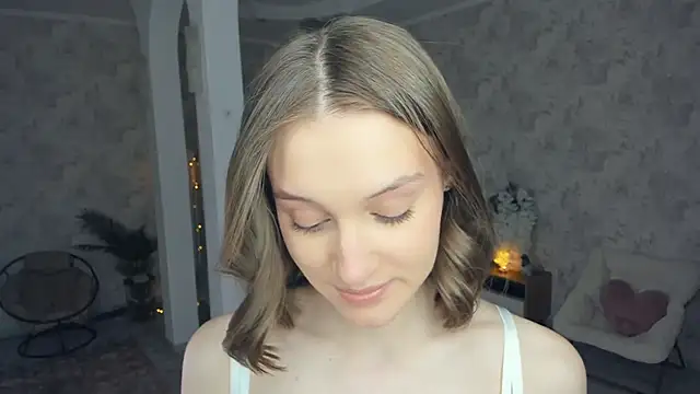 LianneBynon online show from April 19, 8:59 am