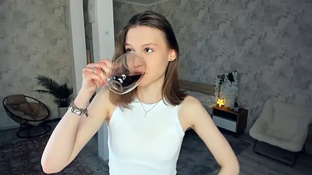 LianneBynon online show from March 22, 9:33 am