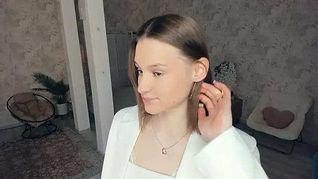 LianneBynon online show from April 13, 8:51 am