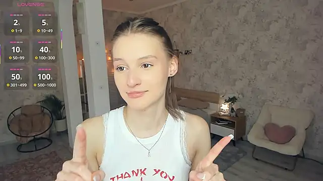 Snapshot of LianneBynon chatting on June 8, 10:27 am LianneBynon online show from June 8, 10:27 am