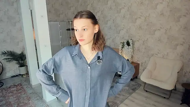 LianneBynon online show from February 8, 8:23 am