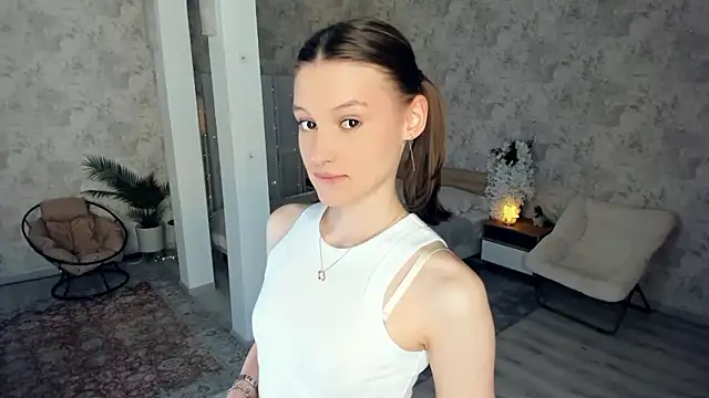 LianneBynon online show from March 26, 8:56 am